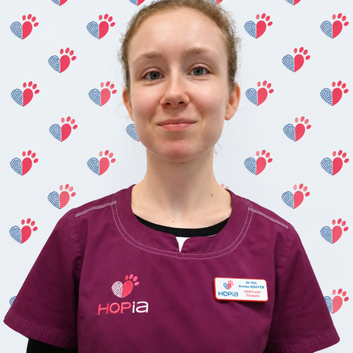Portrait professionnel d’une vétérinaire en blouse prune_edited